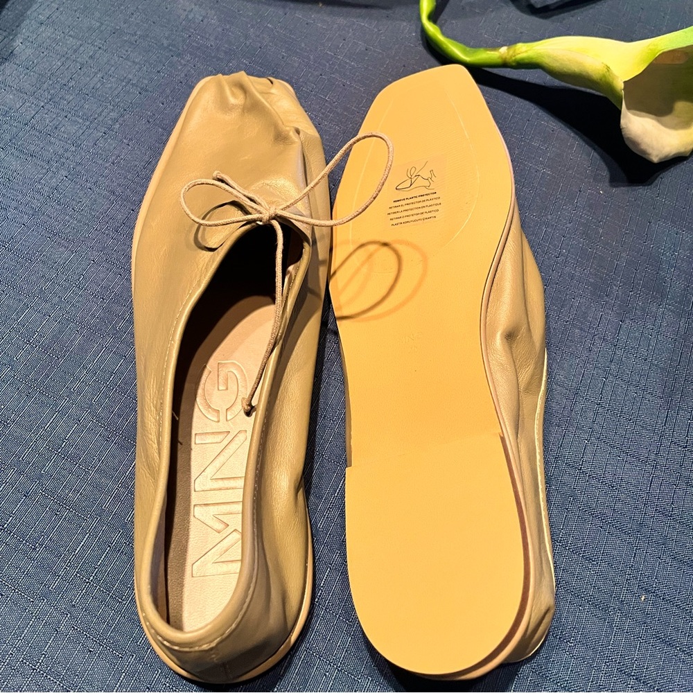 Beautiful NWT Mango leather sandals.